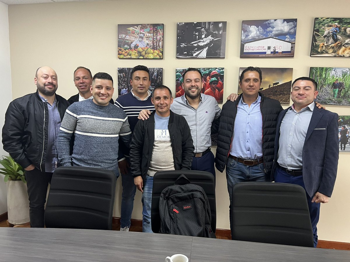 PalmaEdwin's tweet photo. A diario recibo sindicatos que generalmente traen las mismas demandas: a) tardanza en la resolución de querellas b) pactos colectivos c) tercerización. Les atiendo en los casos concretos pero quiero aprovechar para darles algunos consejos.

- El Mintrabajo puede investigar y sancionar ciertas conductas y violaciones pero el sindicato debe ejercer más acciones cuando corresponda como promover la negociación con nuevos contenidos, presentar demandas por daños y perjuicios, mover las querellas visitando a los inspectores o impulsándolas, instaurar denuncias penales por violación al derecho de asociación y campañas de crecimiento sindical. Entre otras.

- En las campañas de promoción del derecho de asociación el Ministerio puede acompañarles y ayudarles. Es nuestro deber y obligación.

- En los temas de tercerización, sin perjuicio de la investigación, los sindicatos deben abrir sus estatutos para organizarles y negociar por ellos. Es más fácil el tránsito a la formalización. Sin duda. 

Ya decía la novela:“Locura es hacer lo mismo una y otra vez y esperar resultados diferentes”