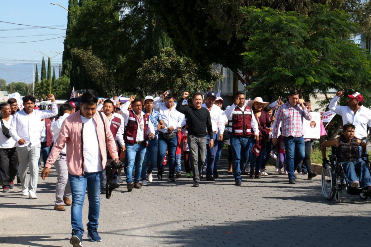 ¡Estamos contentos por la respuesta de la gente a nuestro movimiento , el más potente de #Puebla!   <a href="/NachoMierV/">Ignacio Mier Velazco</a> ,promotor comunitario del IMT, recorrió el mercado de Acatzingo,donde fue recibido con mucho entusiasmo y cariño. ¡Ya falta poco para la victoria y la transformación!