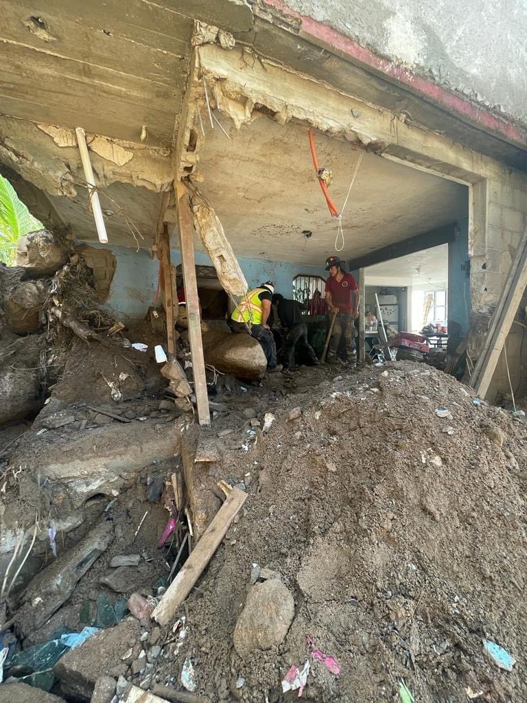 IrvingPineda's tweet photo. Ningún reportero,  quiere hablar de muertos, sin embargo, se deben consignar los hechos porque no es justo que personas mueran porque las autoridades no hacen su trabajo. Y esto va desde avalar construcciones en lugares prohibidos entre otras fallas (4 ) https://t.co/fK1XObzKNT