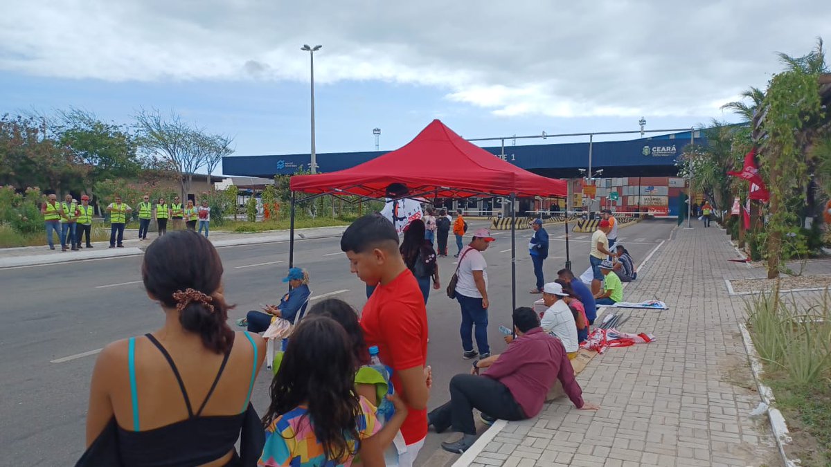 luizsoftware's tweet image. Trabalhadores do Complexo do Pecém e aliados se manifestam pela manutenção das conquistas trabalhistas obtidas ao longo dos anos, ante a atitude de negação da nova gestão do Porto, na pessoa do Dr. Hugo Figuerêdo.