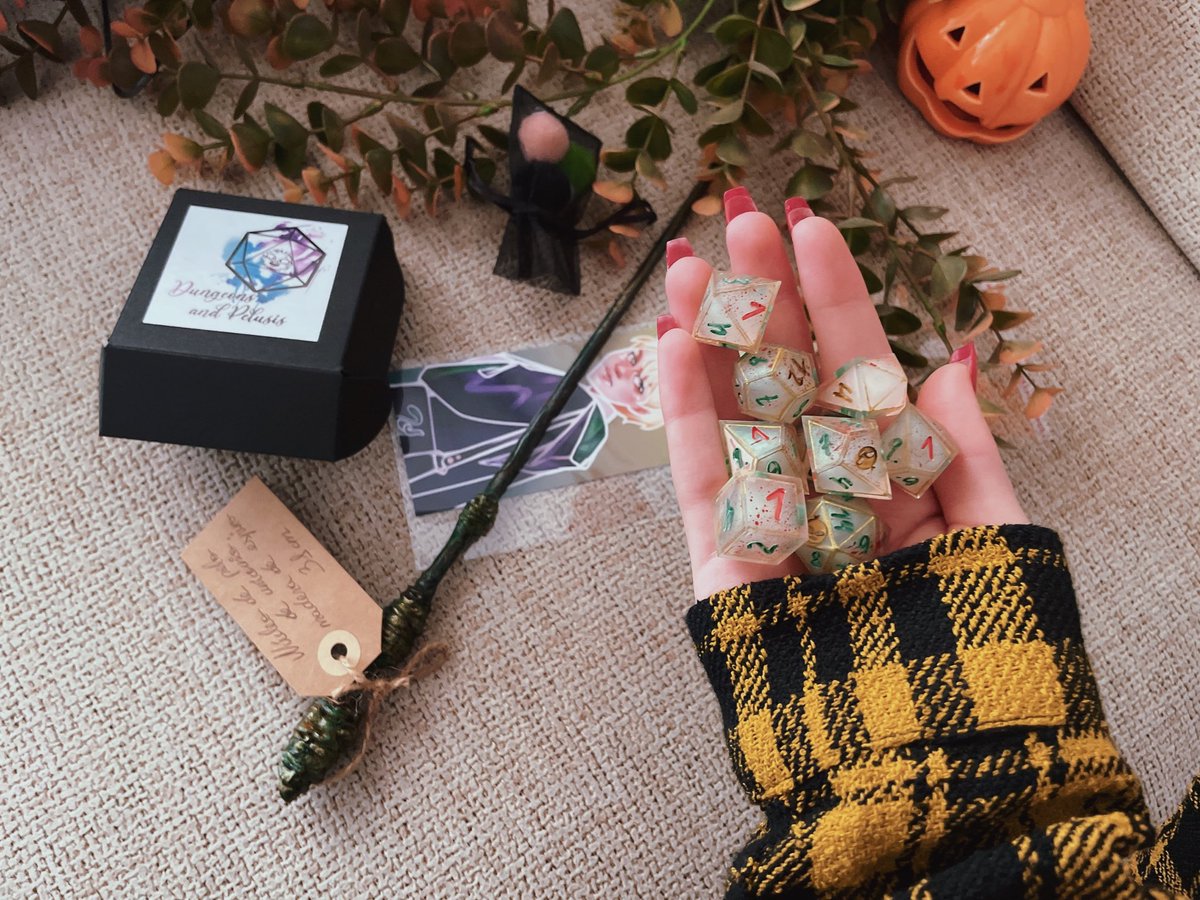 meieff's tweet photo. Muchísimas gracias a @DPelusis por el paquetito que me han mandado. Dados artesanos de Rebekah de #ADOME, una varita preciosísima de Harry Potter y el marcapáginas de Draco 🤎

Os dejo el ASMR unboxing en Tiktok e Instagram ❕ https://t.co/crVcpbTNpw