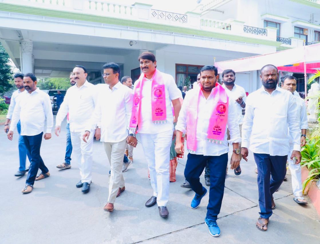 kp_vivekanand's tweet photo. యూత్ కాంగ్రెస్ నాయకులు రాఘవేంద్ర చారి మొదలైన వారు  రాష్ట్ర పురపాలక శాఖ మంత్రి కేటీఆర్ గారి సమక్షంలో  ప్రభుత్వ విప్ ఎమ్మెల్సీ శంభిపుర్ రాజు గారు, ఎమ్మెల్యే కే. పీ. వివేకానంద గారి అధ్వర్యంలో ఈ రోజు బిఆర్ఎస్ పార్టీలో చేరారు. https://t.co/qCUjZg0f9u