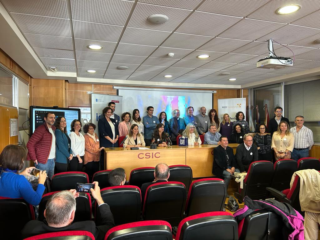 axenciaGAIN's tweet image. 🏅 A #axenciaGain foi a encargada de entregar no Encontro @redtransfer_ recoñecementos aos profesionais de transferencia de coñecemento galegos que acadaron a certificación internacional  #RTTP da @ATTPmedia, co apoio de #Ignicia, promovido por @xunta e @fundacionBarrie