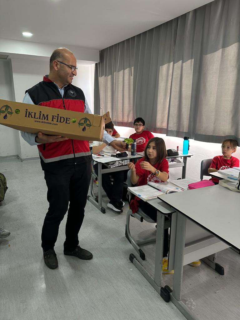 "#SebzeDostları Projesi" kapsamında #Muratpaşa'da Sınav Kolejinde 400 öğrencimize #marul fidesi dağıttık.

#GelecekTarımda 
#TarımAntalyada

<a href="/FratErkal/">Fırat Erkal</a>
<a href="/ibrahimyumakli/">İbrahim Yumaklı</a>