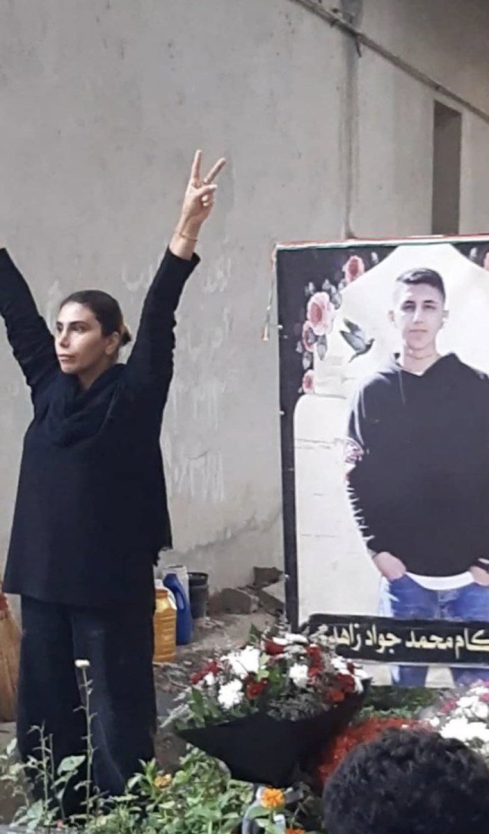 Limportant_fr's tweet photo. Mahsa Yazadani, la mère de Mohammad Zahedi, manifestant tué par les Gardiens de la révolution, a été condamnée à 13 ans de prison, dont 5 ans ferme, pour avoir réclamé que les assassins de son fils soient jugés. @LettresTeheran #IranRevolution https://t.co/kfUof3U7el