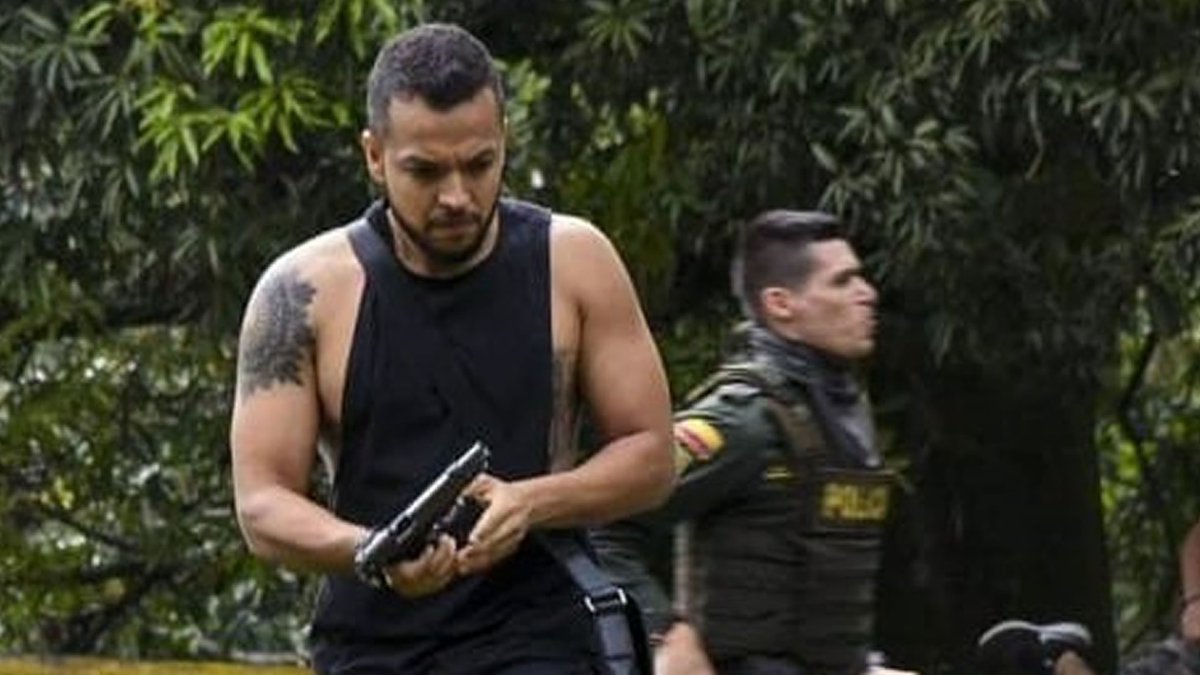 DonIzquierdo_'s tweet photo. Buenos días, país que eligió a este señor como Concejal.

Un señor que salió a dispararle a manifestantes durante las protestas y con complicidad de la Policía Nacional.

¡País de mierda! https://t.co/PH8W409m1E