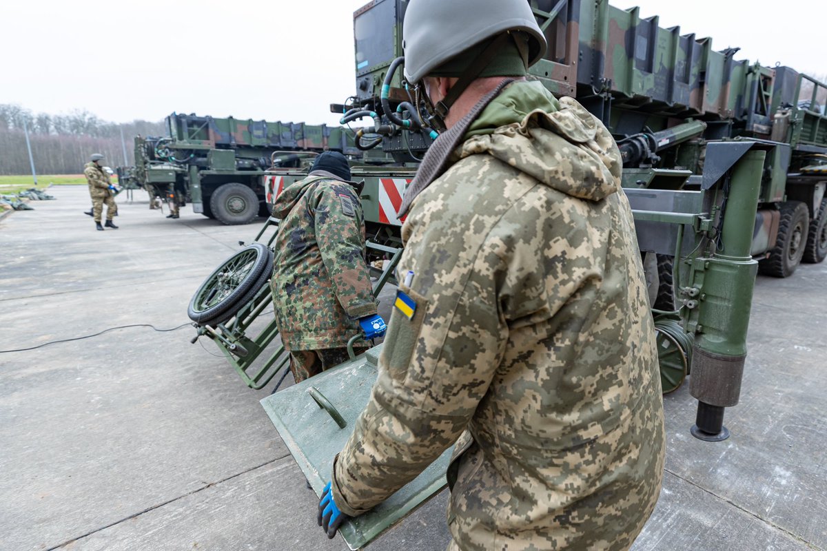 Team_Luftwaffe's tweet photo. Unsere Unterstützung für die Ukraine geht weiter.
Heute beginnt die nächste #PATRIOT Ausbildung. 61 🇺🇦 Schüler + 10 🇺🇦 Sprachmittler starten ihre mehrwöchige Schulung. (Archivbilder) https://t.co/19AwSRapoX