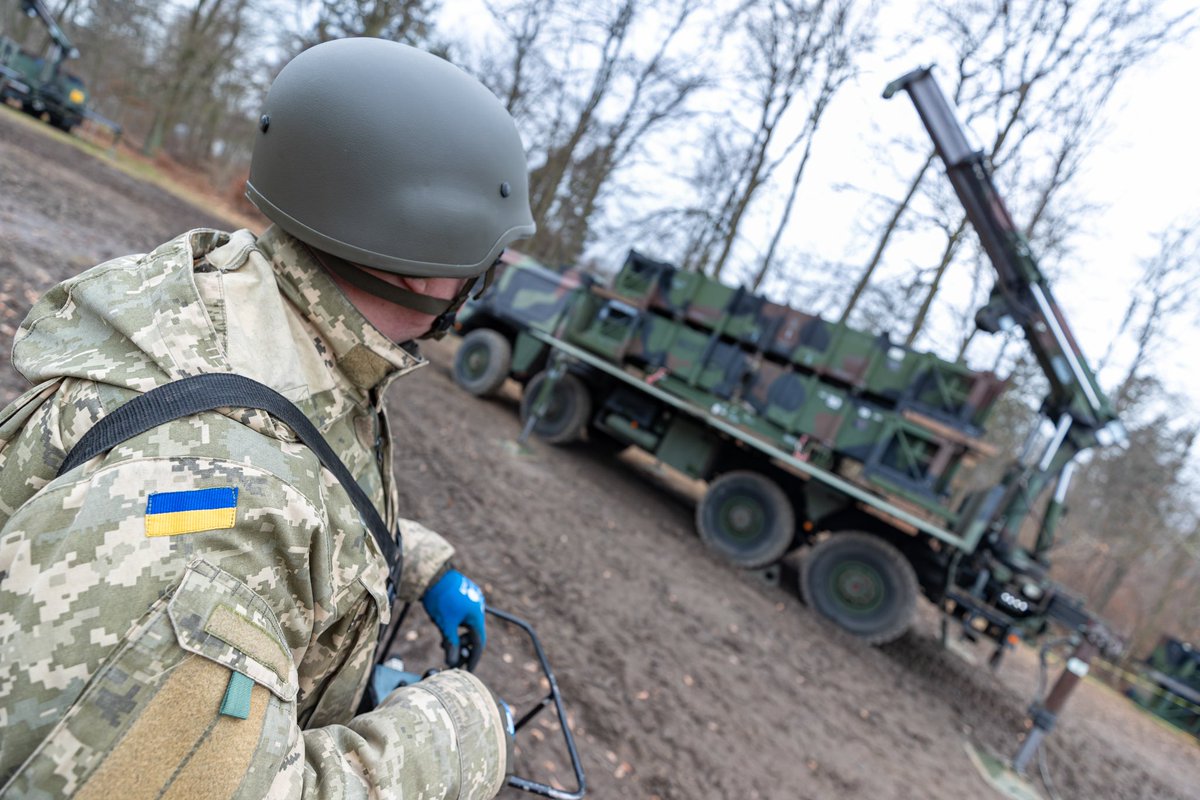 Team_Luftwaffe's tweet photo. Unsere Unterstützung für die Ukraine geht weiter.
Heute beginnt die nächste #PATRIOT Ausbildung. 61 🇺🇦 Schüler + 10 🇺🇦 Sprachmittler starten ihre mehrwöchige Schulung. (Archivbilder) https://t.co/19AwSRapoX