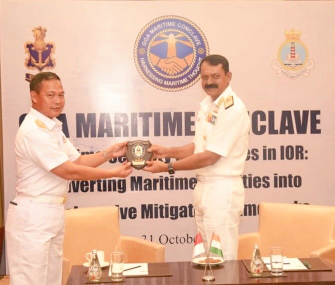 #GMC23 VAdm MA Hampiholi #FOCINC #SNC held engaging discussions on issues of #MarSec #IndoPacific with Maj Gen(Mar)Markos @_TNIAL_ on sidelines of #Goa Maritime Conclave 23 aimed at strengthening interoperability through greater engmt in #maritime ops &Trg #SAGAR @DefenceMinIndia