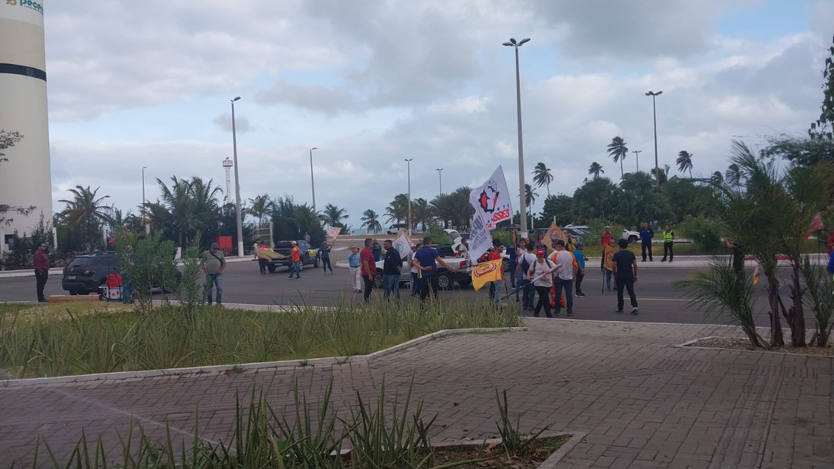 luizsoftware's tweet image. Trabalhadores do Complexo do Pecém e aliados se manifestam pela manutenção das conquistas trabalhistas obtidas ao longo dos anos, ante a atitude de negação da nova gestão do Porto, na pessoa do Dr. Hugo Figuerêdo.