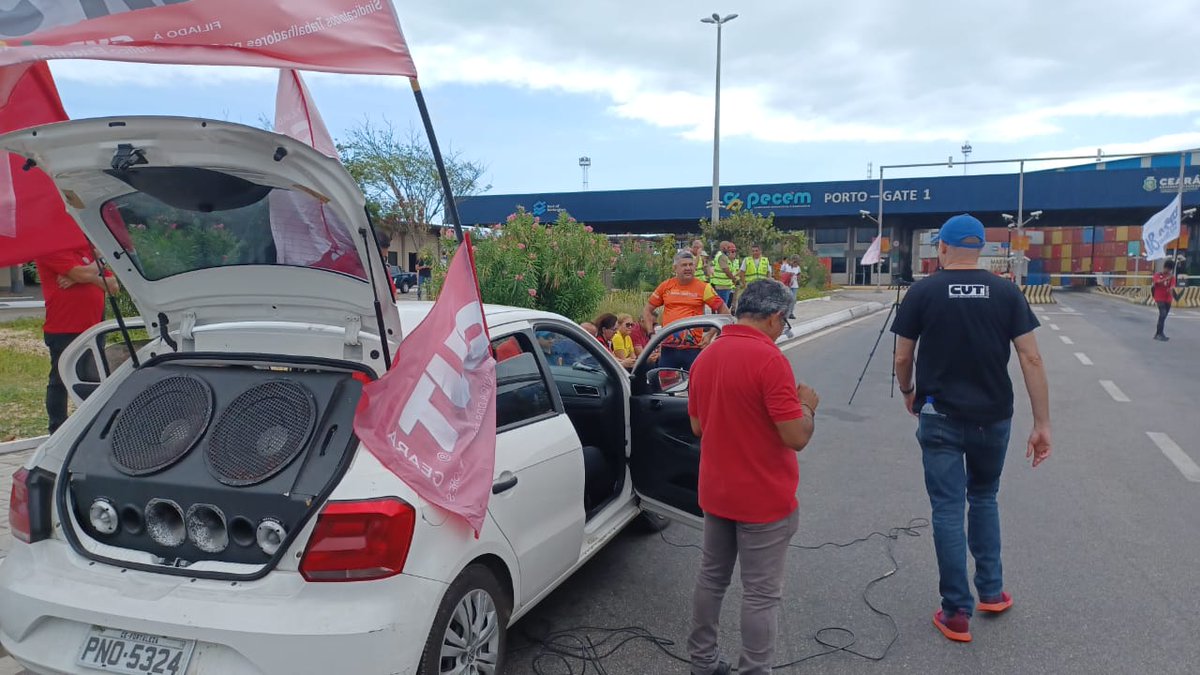 luizsoftware's tweet image. Trabalhadores do Complexo do Pecém e aliados se manifestam pela manutenção das conquistas trabalhistas obtidas ao longo dos anos, ante a atitude de negação da nova gestão do Porto, na pessoa do Dr. Hugo Figuerêdo.