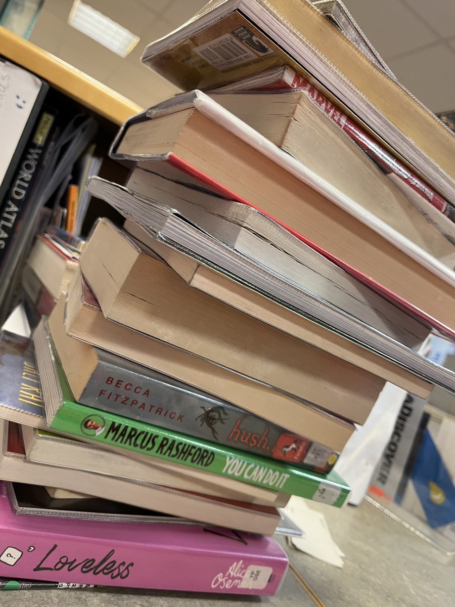 Just another manic Monday at Lochend with all the books returned before lunch !   Time for some new books .....