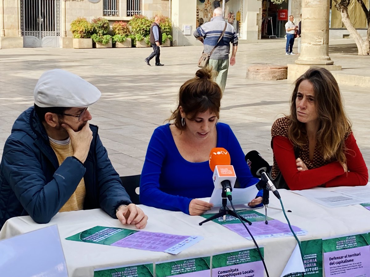🌱🗣️Aquest migdia hem presentat a la #Porxada la 6a #FESSGra. Ho hem fet acompanyades de l'<a href="/ateneucoopvor/">Ateneu Cooperatiu del Vallès Oriental</a>, de <a href="/GEMEC_coop/">GEMEC</a> i de l'<a href="/eixidacultura/">L'Eixida</a> .

En la roda de premsa s'han donat tots els detalls de la fira i s'ha instat a les administracions a apostar per l'ESS.✊