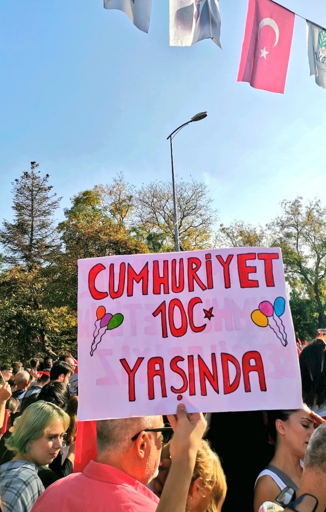 Şahidi olduğum eşsiz anlardan bir tanesi...
Yaşasın Cumhuriyet.
Ne mutlu Türk'üm diyene... ❤️🇹🇷
#Ankara #Anıtkabir
#YüzyılınKutlaması #29ekimcumhuriyetbayramı