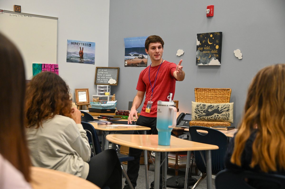ThePineSchool's tweet photo. Cassie Carling treated her Middle School Creative Writing class to the unique opportunity of having a young writer as a guest. Timothy J. McBride (author of ‘Vessels of Cor: Conquest’) discussed his craft as well as taking time to answer questions. #PineSchool #PineDifference https://t.co/rgVaz8eJ4C