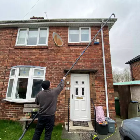 EmrisServices's tweet photo. Gutter Cleaning Service
https://t.co/Jv4dg5bRSx 

#EmrisServices covers the North West, including Liverpool, Widnes, Runcorn, Warrington, St Helens &amp; Frodsham.

#PestControl #PestControlServices #PestControlService #PestControlProfessionals #PestControlCompany #GutterCleaning https://t.co/NRhTaau9oT