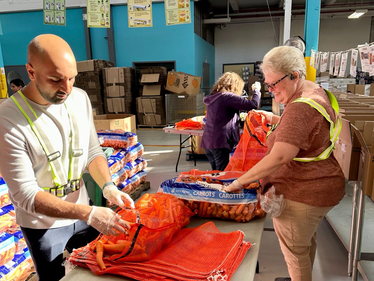 DailyBreadFoodBank (@dailybreadto) on Twitter photo It's a myth that #foodbanks only offer canned & processed foods. In fact, 67% of the food we provide to our member agencies is fresh. Thank you to our #donors & partners, & #volunteers like this team at <a href="/OxfordPropGroup/">Oxford Properties Group</a> for supporting us in our Rights-Based Approach to food 🥕 It's a myth that #foodbanks only offer canned & processed foods. In fact, 67% of the food we provide to our member agencies is fresh. Thank you to our #donors & partners, & #volunteers like this team at <a href="/OxfordPropGroup/">Oxford Properties Group</a> for supporting us in our Rights-Based Approach to food 🥕