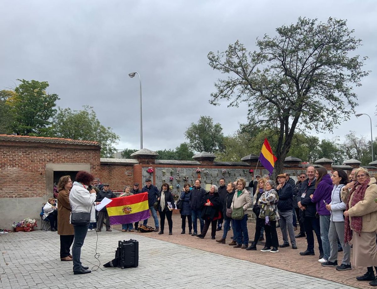 Mañana 31 octubre es día fijado por la #LeyMemoriaDemocrática para el 'Recuerdo y Homenaje a las víctimas del golpe militar, la Guerra y la Dictadura'. Nosotras estuvimos ayer rindiendo homenaje a #2936Nombres que nos quieren borrar y robar de la historia. No olvidamos la fecha…