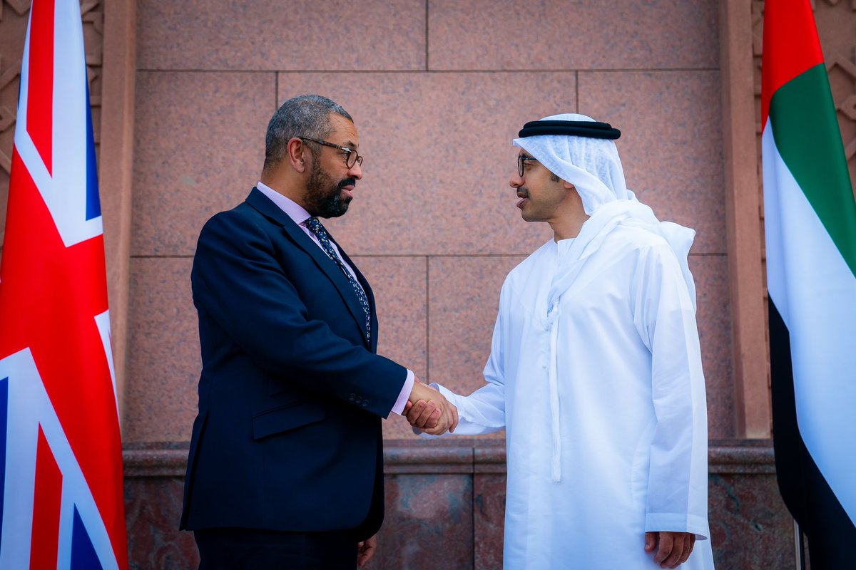 #عبدالله_بن_زايد يستقبل جيمس كليفرلي وزير الخارجية وشؤون الكومنولث والتنمية في المملكة المتحدة وإيرلندا الشمالية، ويبحثان آخر تطورات الأوضاع في المنطقة وجهود المجتمع الدولي لخفض التصعيد وحماية أرواح كافة المدنيين. 🇬🇧🇦🇪