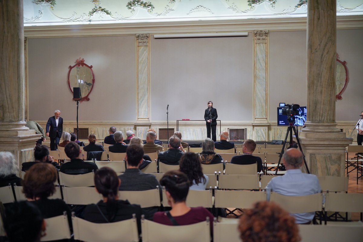 la_Biennale's tweet photo. #BiennaleMusica2023 #LuciaRonchetti: “I membri della Giuria degli studenti dei Conservatori italiani sono tutti under 25, ma sono già persone fortemente sapienti dal punto di vista musicale e tecnico e hanno esperienza come focosi ascoltatori. Tutti gli artisti di #MicroMusic, da @BrianEno ai giovani della #BiennaleCollegeMusica, erano alla pari di fronte a un gruppo di persone preparate e colte della nuova generazione.”