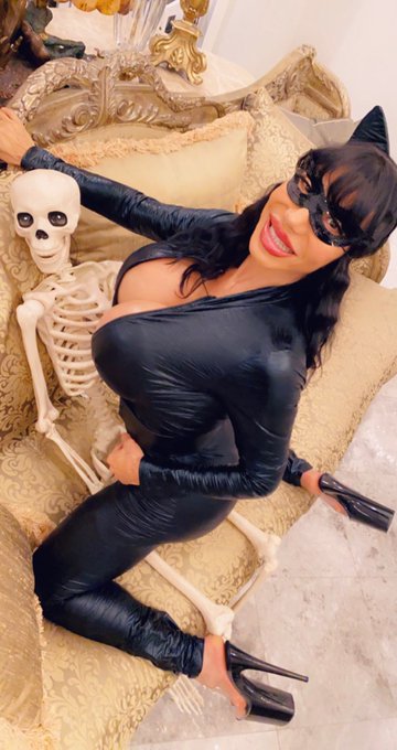 Happy early Halloweenie!   I&rsquo;m jumping your bones(boner).  https://t.co/pdjtJDqYO2 https://t.co/3kwX