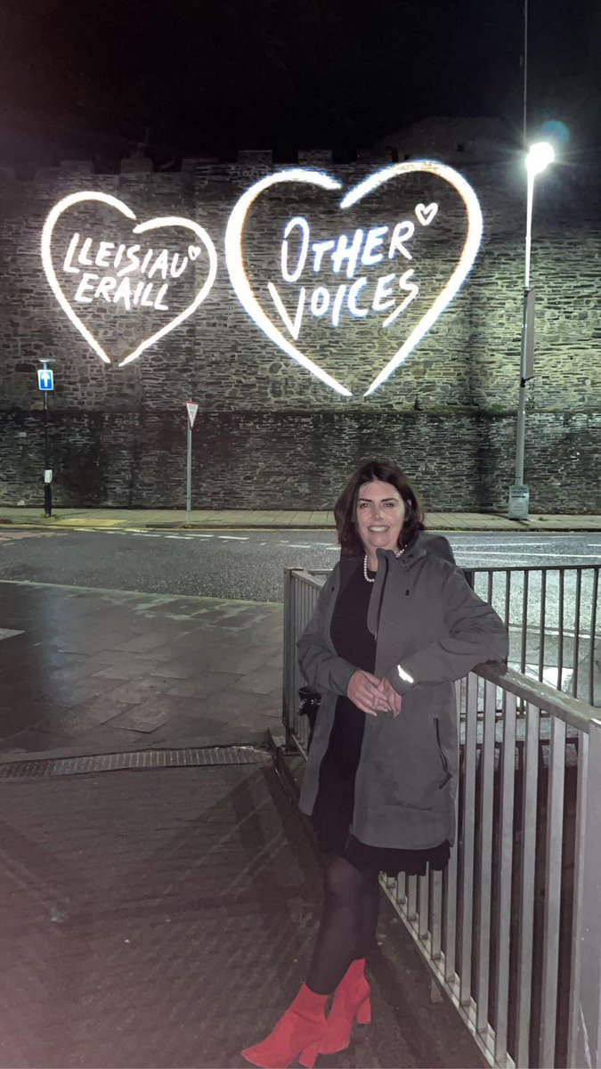 DingleHub's tweet photo. Many parallels to be drawn between safeguarding future generations in #Cymru and building a sustainable future for #Corca Dhuibhne.
Go raibh míle maith agat @ChrisKissane for crafting a thought-provoking conversation with @PrifWeinidog #Clebran @OtherVoicesLive @TheatrMwldan https://t.co/diEy9SG3GI