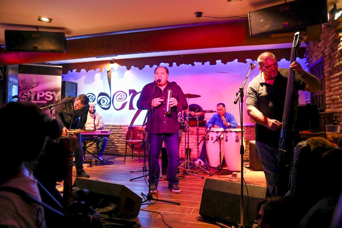 La noche de #Periferiashuesca titulada "Gypsys de aquí" fue un éxito de público en todos los espacios donde se llevó a cabo. 
Flamenco, rumbas y salsa fue lo que nos ofrecieron los artistas de la comunidad gitana de #Huesca.