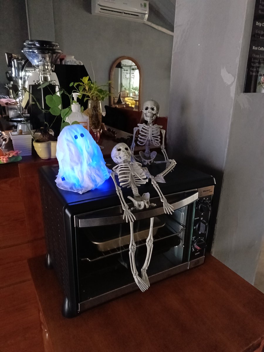 Enough__Coffee's tweet photo. Welcome to our halloween time!
We are close on 9pm - 31st Oct for halloween.

ENOUGH COFFEE
🏡 42/12 Le Lai, Vung Tau
⏰ 7AM - 7PM (Sun - Fri) | 7AM - 9PM (Sat)
☎️ 0903837190
#arabica https://t.co/FUCYi0cp1Z