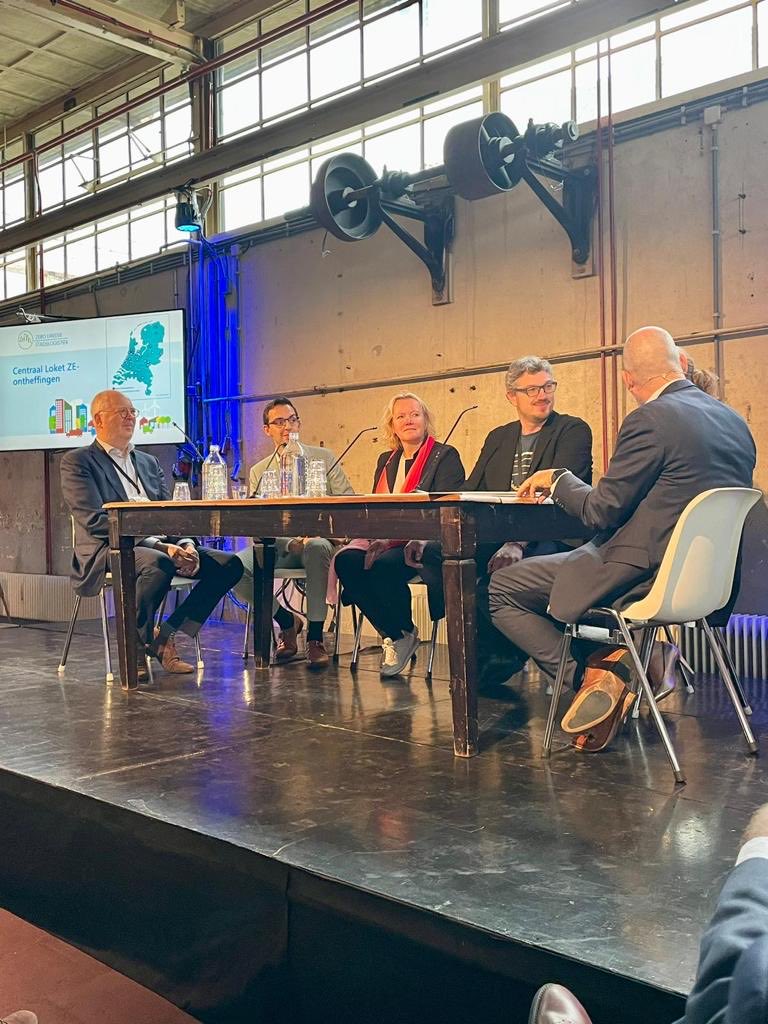 kapteijns's tweet photo. Op de eerste dag van de #klimaatweek maar liefst 4 (vier!) overeenkomsten getekend over oa laadinfrastructuur en emissieloos bouwen. Mooi dat we samen met het rijk, andere steden en bedrijven concrete stappen zetten naar schonere lucht en minder CO2-uitstoot. #groenbezig https://t.co/YPYDyFbEIQ