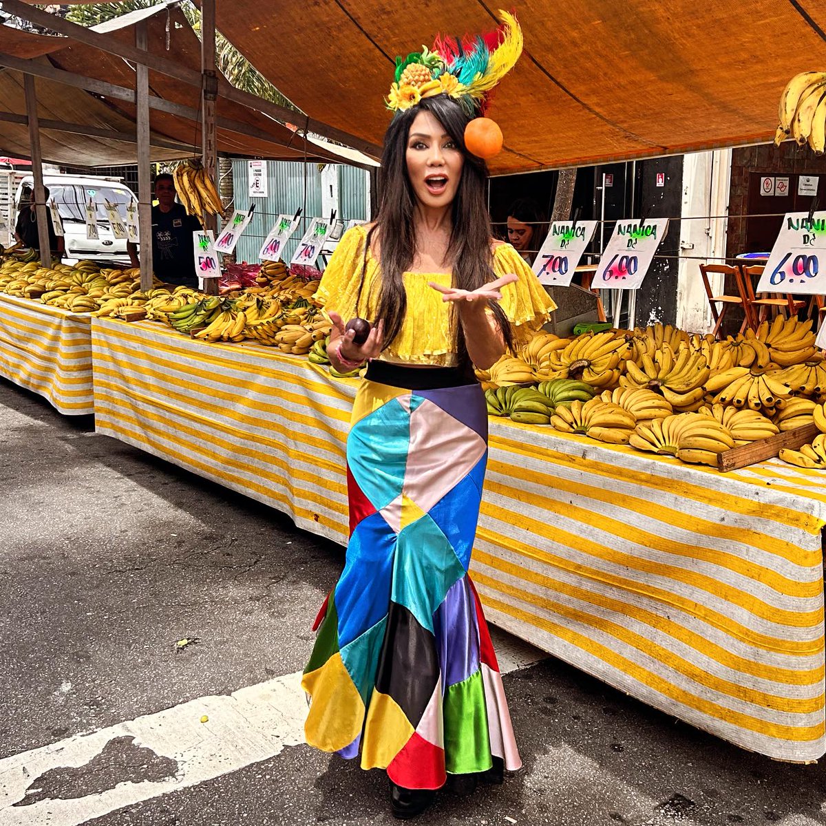 A city of colors. #SãoPaulo vibrates from graffiti-filled walls to the vibrant fruit stands and colorful clothing Brazilians are known for. In the artsy, “#BatmanAlley.” It's just as acceptable to eat fruit, juggle it or wear it on your head. At the market of Vila Madalena.