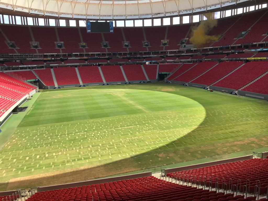 Imagens do gramado do Mané Garrincha nesta segunda-feira (30). O jogo entre Flamengo e Santos já é quarta, às 20h.