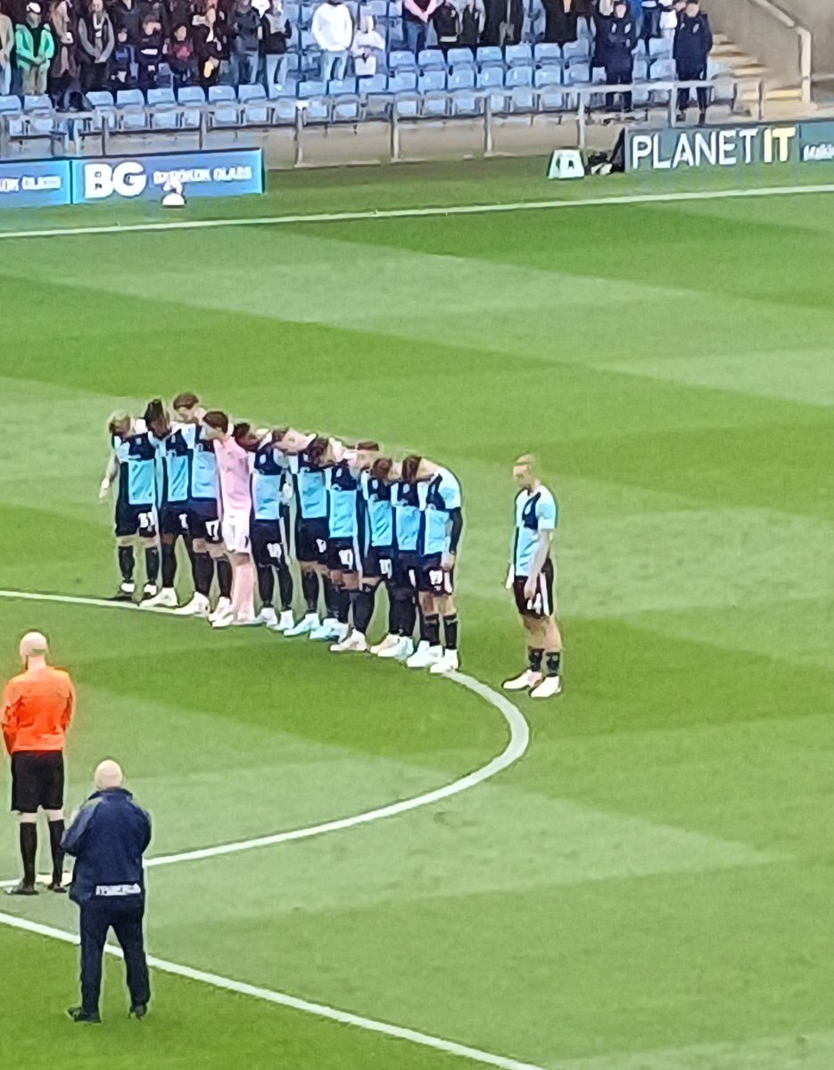 🇮🇪| Ireland U21 international, Killian Phillips, standing away from his teammates and not taking part in Wycombe Wanderers Remembrance Day tribute

Well done Killian, legend 

👏🏻👏🏻👏🏻
