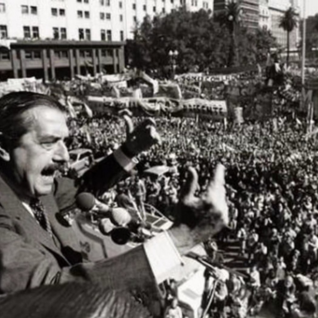 haraselaromo's tweet photo. Un dia como hoy pero hace 40 años retornaba la democracia de la mano de Raúl Alfonsín quien, con liderazgo, coraje y decisión sentó las bases de una democracia por siempre. Estadista como pocos, su figura se agiganta y su legado se mantiene inalterable para todos los argentinos. https://t.co/YwmOQgQLw3