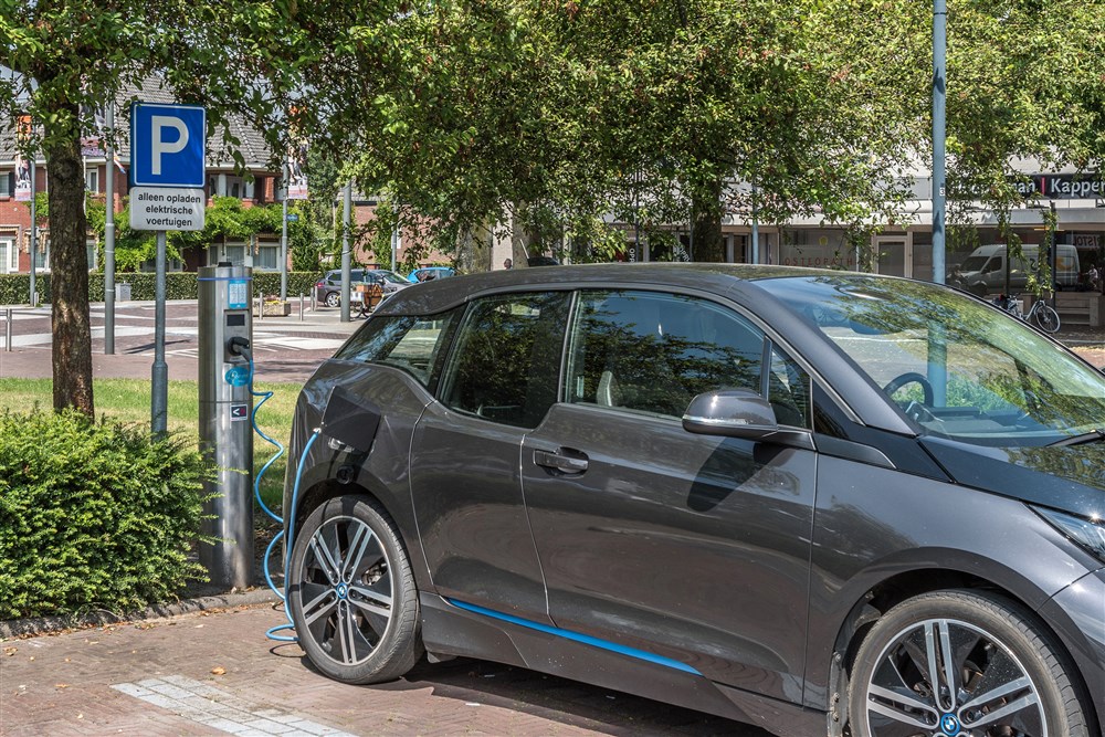 Vorig jaar vroegen we via PleinBest welke plekken volgens jullie geschikt zijn voor een laadpaal. Voor die locaties zijn de verkeersbesluiten genomen en worden de palen geplaatst. Op sommige locaties is dit al gedaan. Weten waar de laadpalen komen? ➡️ obi41.nl/2rut8sxb