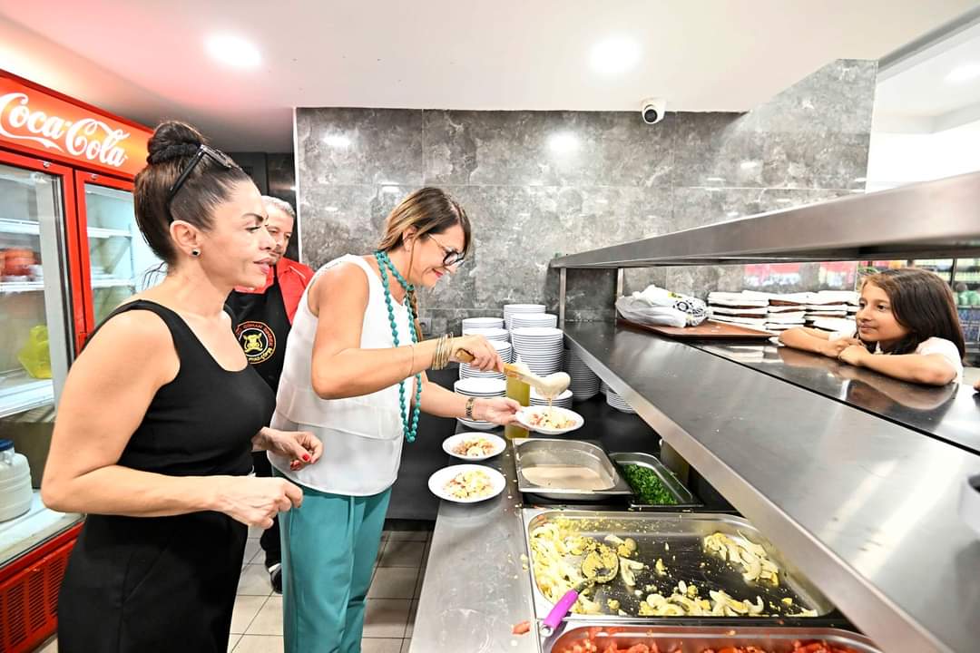 alibuldu07's tweet photo. Helal olsun;
Pizzacı başkana piyaz yaptırdılar...
Muratpaşa Belediyesinin düzenlediği Uluslararası Kaleiçi Festivali için Antalya'da bulunan 26 ülkeden 40 şehrin yöneticileri yaşadıkları ve gördükleriyle müthiş zamanlar geçirdi. Pizza ile ünlü İtalya'nın Amelia Kentinin kadın Belediye Başkanı Laura Pernezza'nın Aksu gezisi sırasında bir restoranda yapılırken bir kez gördüğü piyazı ustalıkla yapması herkesi şaşırttı. @MuratpasaBld Başkan Yardımcısı Oya Kansu'dan lezzet konusunda  tam puan alan Pernezza ülkesinde bu güzel yemeği yaygın hale getireceğini söyledi.