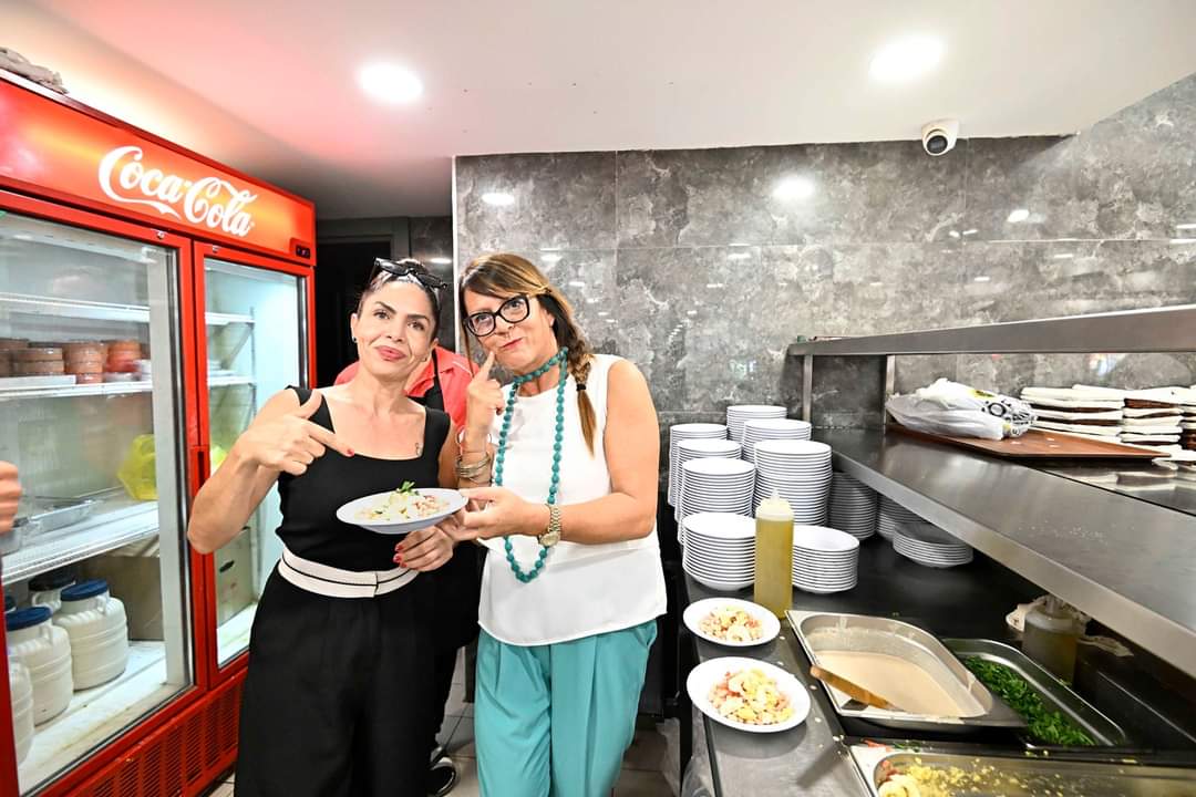 alibuldu07's tweet photo. Helal olsun;
Pizzacı başkana piyaz yaptırdılar...
Muratpaşa Belediyesinin düzenlediği Uluslararası Kaleiçi Festivali için Antalya'da bulunan 26 ülkeden 40 şehrin yöneticileri yaşadıkları ve gördükleriyle müthiş zamanlar geçirdi. Pizza ile ünlü İtalya'nın Amelia Kentinin kadın Belediye Başkanı Laura Pernezza'nın Aksu gezisi sırasında bir restoranda yapılırken bir kez gördüğü piyazı ustalıkla yapması herkesi şaşırttı. @MuratpasaBld Başkan Yardımcısı Oya Kansu'dan lezzet konusunda  tam puan alan Pernezza ülkesinde bu güzel yemeği yaygın hale getireceğini söyledi.