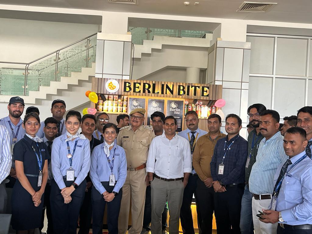 AAI_Official's tweet photo. Also, a New Snack Bar facility was inaugurated at the Airport. This F&amp;B outlet will offer a variety of snacks to the passengers and will assist in enhancing their Airport experience.

#aviation #travelwithaai #ProvidingTheBest #airtravel #AAIFacility #flights https://t.co/ZnFoR4w3JL