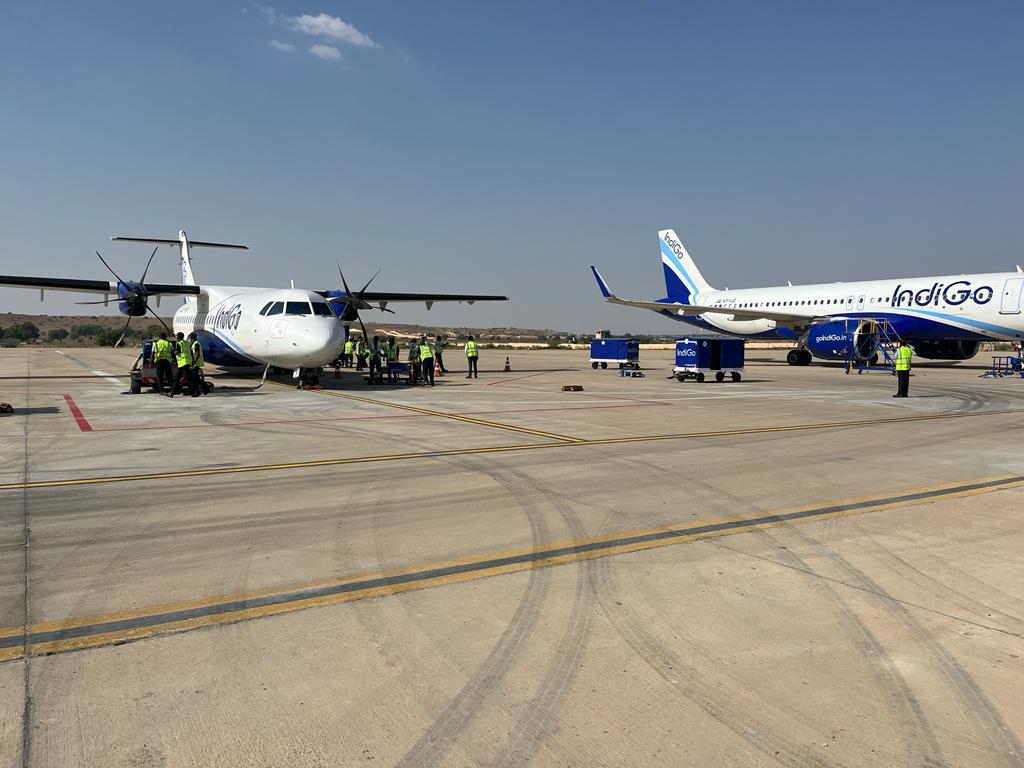 AAI_Official's tweet photo. Also, a New Snack Bar facility was inaugurated at the Airport. This F&amp;B outlet will offer a variety of snacks to the passengers and will assist in enhancing their Airport experience.

#aviation #travelwithaai #ProvidingTheBest #airtravel #AAIFacility #flights https://t.co/ZnFoR4w3JL