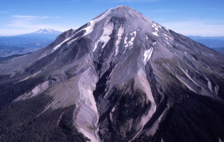 A peaceful view of Mount St. Helens on Sept 28, 1979 (Mount Adams can be seen in the background). 

Just seven months later, it would erupt, sending volcanic ash 80,000 feet into the air. 🌋 

More here: ow.ly/uDYt50BBxQZ 

#MagmaMonday #volcanoes #MtStHelens