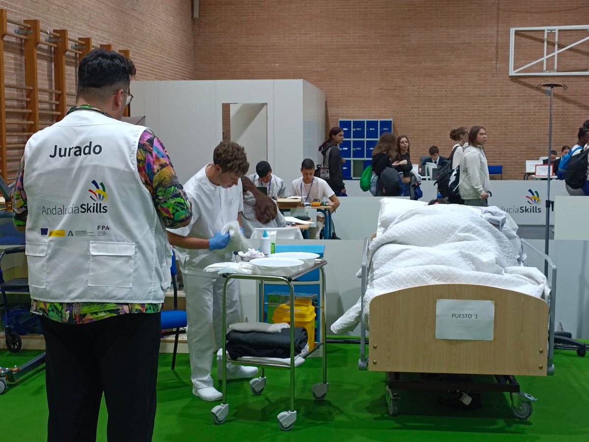 IesBarbara's tweet photo. Campeonato Andalucíaskills del 24 al 27 2023  en IES Rosaleda.
El alumno de Auxiliar de Enfermería Sergio Menéndez Ramírez ha participado en Andalucia Skills en el IES La Rosaleda en la categoría de Atención Sociosanitaria. https://t.co/ZZzbAWph3U