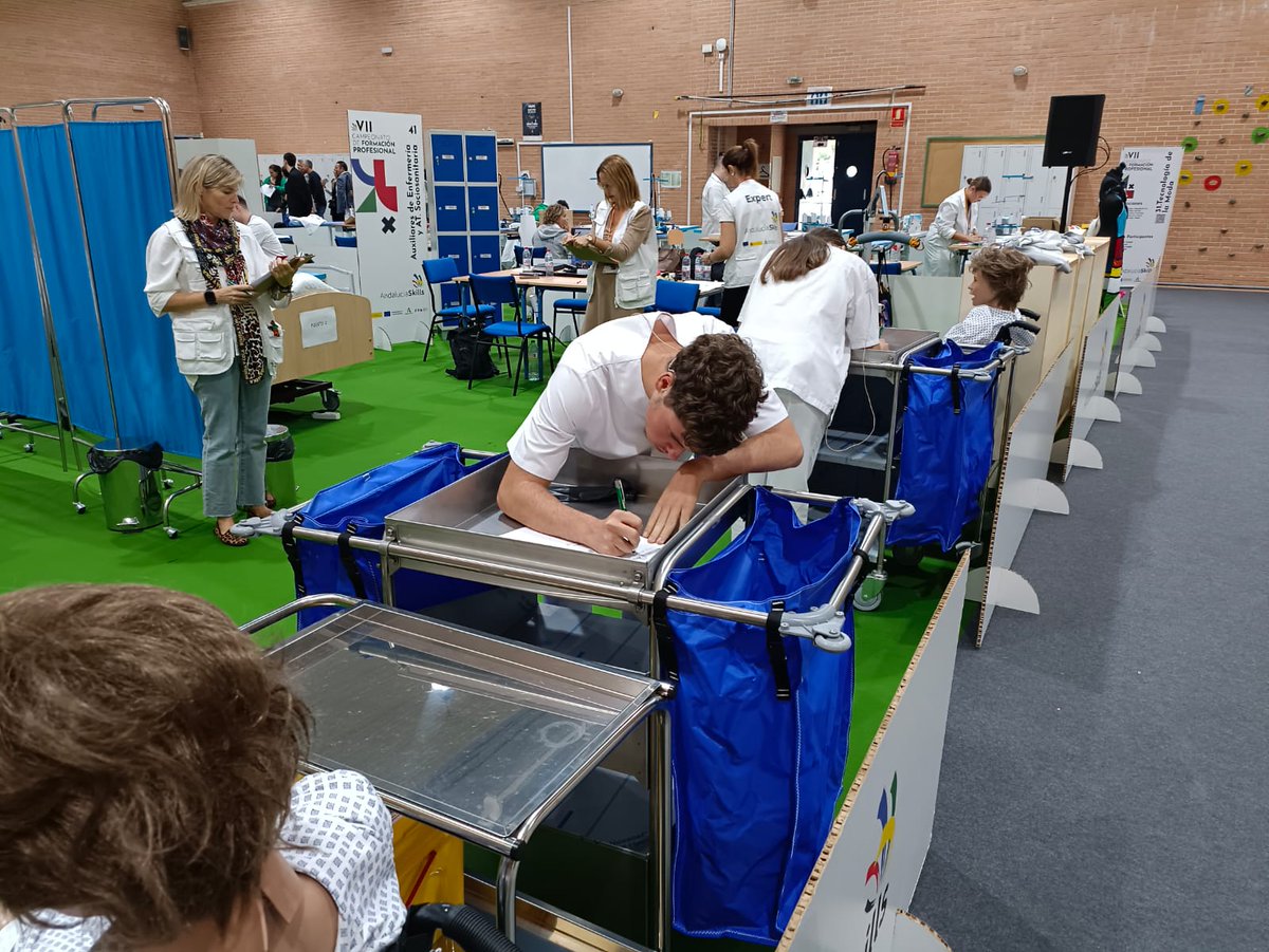 IesBarbara's tweet photo. Campeonato Andalucíaskills del 24 al 27 2023  en IES Rosaleda.
El alumno de Auxiliar de Enfermería Sergio Menéndez Ramírez ha participado en Andalucia Skills en el IES La Rosaleda en la categoría de Atención Sociosanitaria. https://t.co/ZZzbAWph3U