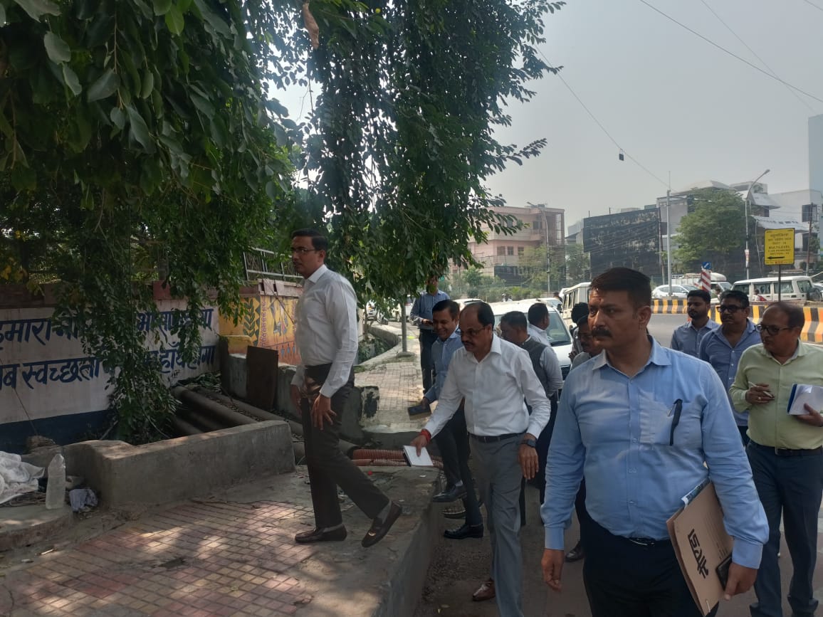 CeoNoida's tweet image. आज @Noida_authority द्वारा एम0पी0-2 रोड, सैक्टर-18 का औचक निरीक्षण किया गया। इस दौरान सम्बंधित अधिकारियों को क्षेत्र में सुरक्षा, स्वच्छता एवं अन्य व्यवस्था बनाए रखने हेतु आवश्यक दिशा-निर्देश दिए गए।
#NoidaDevelopment
#CleanNoida #GreenNoida