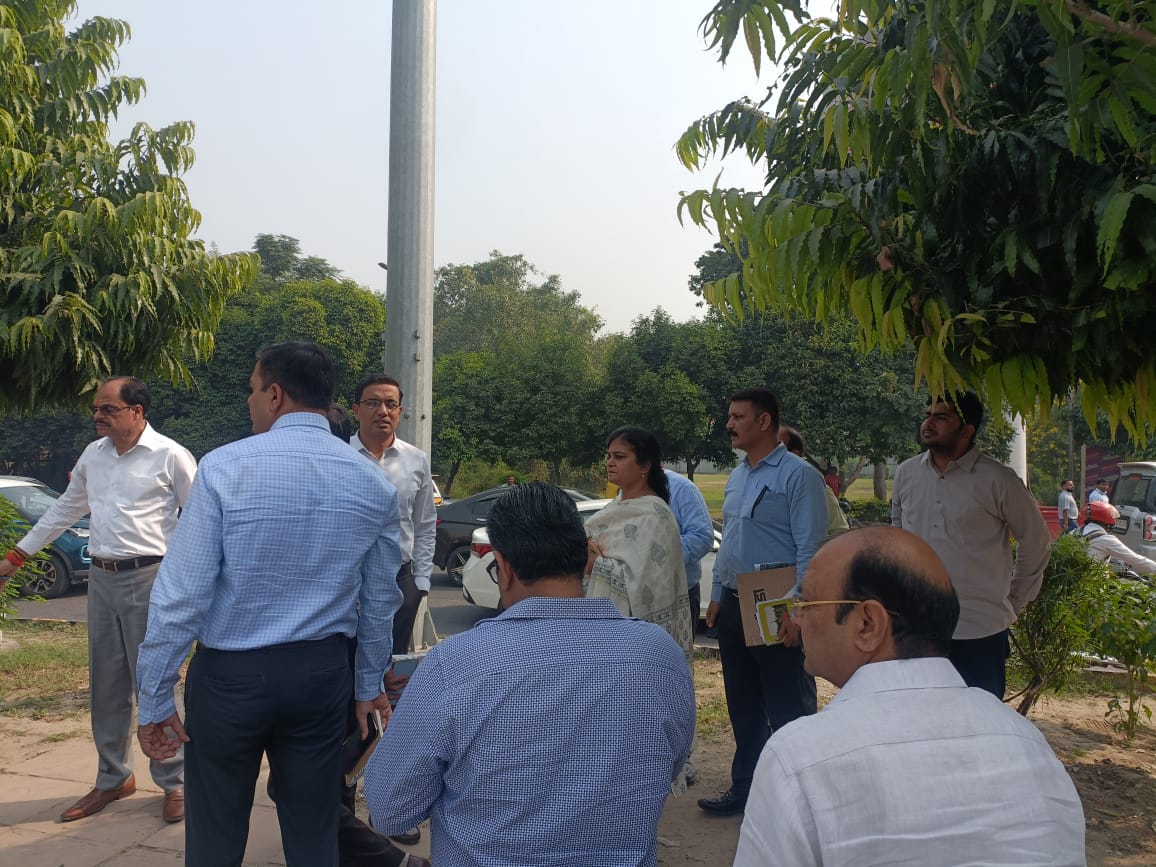 CeoNoida's tweet image. आज @Noida_authority द्वारा एम0पी0-2 रोड, सैक्टर-18 का औचक निरीक्षण किया गया। इस दौरान सम्बंधित अधिकारियों को क्षेत्र में सुरक्षा, स्वच्छता एवं अन्य व्यवस्था बनाए रखने हेतु आवश्यक दिशा-निर्देश दिए गए।
#NoidaDevelopment
#CleanNoida #GreenNoida