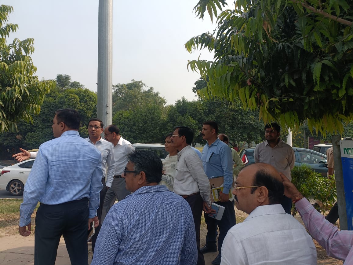 CeoNoida's tweet image. आज @Noida_authority द्वारा एम0पी0-2 रोड, सैक्टर-18 का औचक निरीक्षण किया गया। इस दौरान सम्बंधित अधिकारियों को क्षेत्र में सुरक्षा, स्वच्छता एवं अन्य व्यवस्था बनाए रखने हेतु आवश्यक दिशा-निर्देश दिए गए।
#NoidaDevelopment
#CleanNoida #GreenNoida