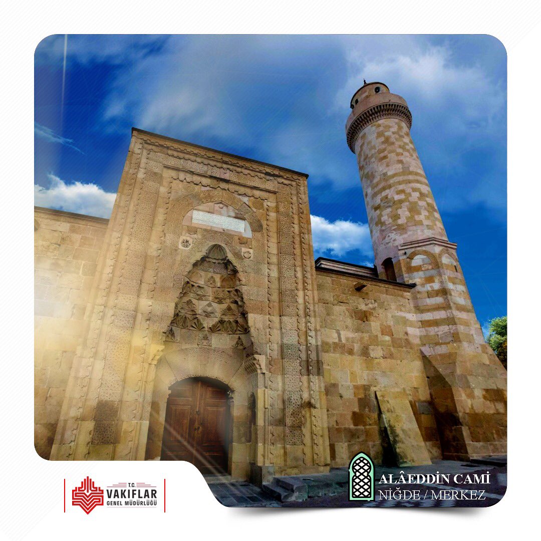 VakiflarGM's tweet photo. 🕌Alâeddin Camii
📍Niğde/Merkez

Niğde sancak beyi  Zeyneddin Beşare tarafından 1223 yılında yaptırılmıştır. Kitabesine göre şehrin en eski eseri olan caminin mimarları, üstad Sıddık ve kardeşi Gazi’dir. 

➡Doğuya bakan kapı üzerinde güneş ışıklarının bıraktığı gölge, kapıyı yapan ustanın maharetli ellerinden “Taçlı Kadın Başı”nı ortaya çıkarmaktadır.
➡Bu ustanın, Niğde Sancak Beyi'nin kızına "imkansız" sevgisini ölümsüzleştirmek için caminin kapısına beyin kızını tasvir eden silüeti yaptığına inanılmaktadır.
➡Geometrik motiflerle süslenen kapısında mimarına ve Alaeddin Keykubad’a övgüler yer almaktadır.
➡Yapı, tek şerefeli minareden oluşmaktadır.
➡UNESCO'nun Dünya Kültür Geçici Miras Listesi'nde yer almaktadır.

Eser; Vakıflar Genel Müdürlüğü mülkiyeti ve korumasındadır.

#AlâeddinCamii #Niğde #Vakıfeser