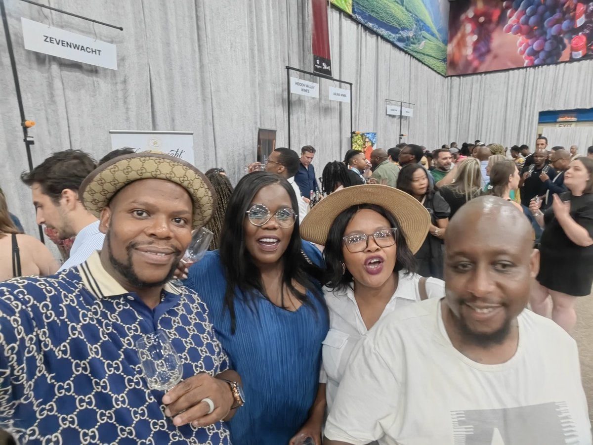 moksdean's tweet photo. @Thabisoo
@Fifi_CM
@StandardBankZA
#winex
#Powerdrive
#Power98.7
We were also there
Nna i was ko Brandy stall
Ne gole monate
Lucky we booked around https://t.co/aCby1MuDr1