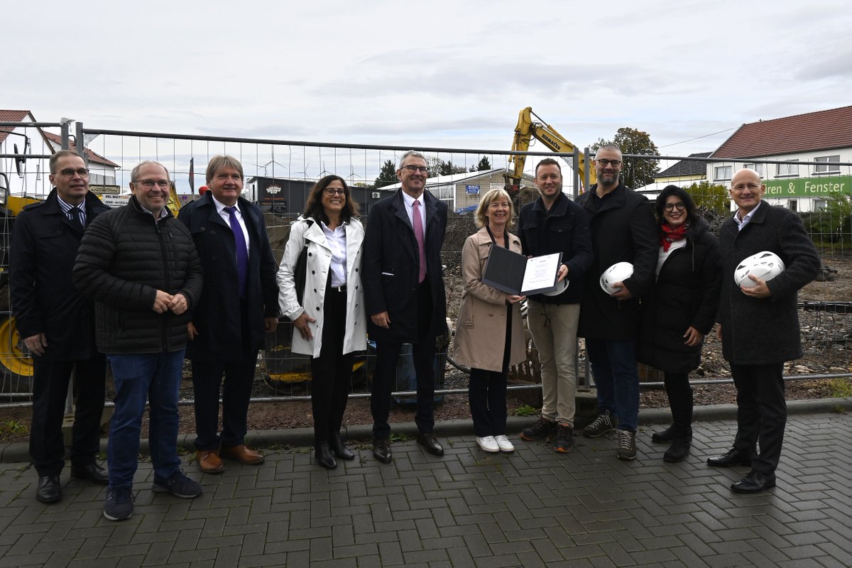 30 bezahlbare Wohnungen entstehen in Gau-Odernheim und werden mit 6,8 Mio. € Darlehen und 3,1 Mio. € Tilgungszuschüssen gefördert. Finanz- und Bauministerin <a href="/Doris_Ahnen/">Doris Ahnen</a> und ISB-Chef Dexheimer überreichten den Förderbescheid an die WohnWerte Rheinhessen GmbH. <a href="/FM_RLP/">Finanzministerium</a>