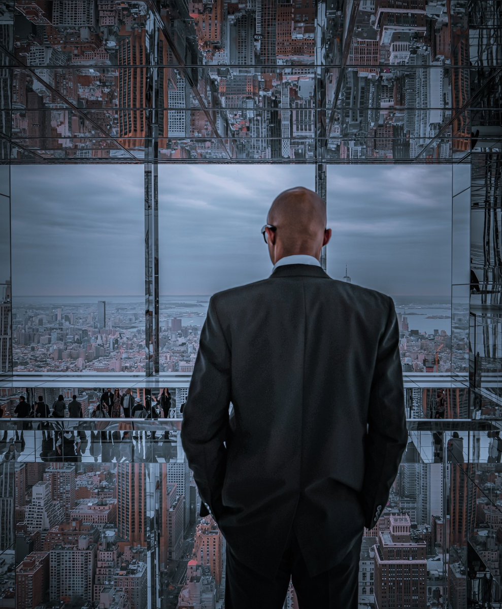 GrumpyStone's tweet image. ‘Surveying his domain’

In a room full of mirrors, looking out over New York #sharemondays2023 #fsprintmonday #wexmondays #appicoftheweek #newyork