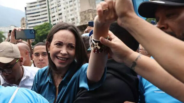 yoanisanchez's tweet photo. Cuba, Venezuela y un huracán llamado María Corina Machado

Yoani Sánchez, La Habana 

La conocí en Madrid hace casi diez años. Hiperactiva y directa, María Corina Machado era en ese momento una de las tantas figuras de la oposición venezolana que trataban de insertarse en el escenario político tras la muerte de Hugo Chávez. Desde entonces y hasta ahora, su país se despeñó por el abismo de la crisis crónica y mi Isla contribuyó a esa caída chupando miles de barriles de crudo, provenientes de Petróleos de Venezuela SA (Pdvsa), que apuntalaron al régimen cubano.

En esa década, Machado pasó por todo: las duras y las maduras, nunca mejor dicho cuando su oponente principal, Nicolás Maduro, cortó sistemáticamente todos los caminos para una salida electoral y pacífica a su impopular mandato. Vigilancia, fusilamiento de la reputación, luchas intestinas entre los propios opositores, y mucho más, ha vivido esta mujer que, el pasado fin de semana, fue elegida para medirse en las urnas con el heredero del chavismo. Sus posibilidades de ser rehabilitada para esos comicios y llegar a competir por la presidencia, con garantías y seguridad, son mínimas, pero esperanzadoras.

Todos los que hemos nacido bajo modelos políticos autoritarios, sabemos que ninguna dictadura está dispuesta a jugarse su continuidad en las urnas. Si algo forma parte del catecismo que aprenden desde muy temprano los tiranos es que jamás deben permitir ni la disidencia ni que una papeleta los aleje de las mieles del poder. La historia guarda excelentes ejemplos de estrepitosos fracasos cuando un vanidoso autócrata creyó que podía someter a elecciones su permanencia en la silla presidencial y terminó perdiendo.

Maduro sabe bien lo que pasaría si Machado sale airosa. No solo tendrá que dejar el Palacio de Miraflores y entregar al escrutinio público los sectores económicos que ha mantenido bajo siete llaves, sino que tiene muchas posibilidades de terminar juzgado y tras las rejas por las atrocidades cometidas en su administración. Como el jinete sobre el lomo del tigre, es consciente de que si se baja, la fiera lo devora, pero cada vez le resulta más difícil mantener sus piernas aferradas al torso del inquieto animal.

María Corina Machado tiene por delante los meses más difíciles de su vida. Sobre ella arreciarán los ataques mediáticos, las acusaciones legales, la ojeriza de los competidores y los peligros físicos. La Habana desplegará también su clásico guion de que una agente de la CIA busca devolver a Venezuela al "pasado neoliberal" y, muy probablemente, la policía política de ambos países trabajen en conjunto para tratar de destruir su imagen, impedir que su nombre se cuele en el proceso electoral o atemorizar a sus votantes. Ahora, ella es el enemigo público número uno de ambos regímenes.

Lo que se juega el castrismo con la salida de Maduro no es poca cosa. En este año, los envíos petroleros a Cuba promedian 57.000 barriles de petróleo diarios desde Venezuela. A pesar del protagonismo que ha ganado el crudo mexicano, de la mano de Andrés Manuel López Obrador, Caracas sigue siendo un puntal imprescindible para el fallido modelo castrista que teme que los apagones eléctricos, la inflación y la falta de libertades enciendan otra vez las calles de la Isla, como ocurrió el 11 de julio de 2021.

María Corina Machado, la comunidad internacional que clama por un proceso electoral democrático en Venezuela y los votantes que buscan un cambio en un país que se había quedado sin ilusiones están ahora mismo en el centro de las preocupaciones del régimen cubano. La maquinaria de la policía política engrasa sus mecanismos para arremeter con todo contra ella. Queda estar atentos y desearle suerte a la líder de Vente Venezuela. La va a necesitar, y mucho.

https://t.co/VcxLBMhu71
