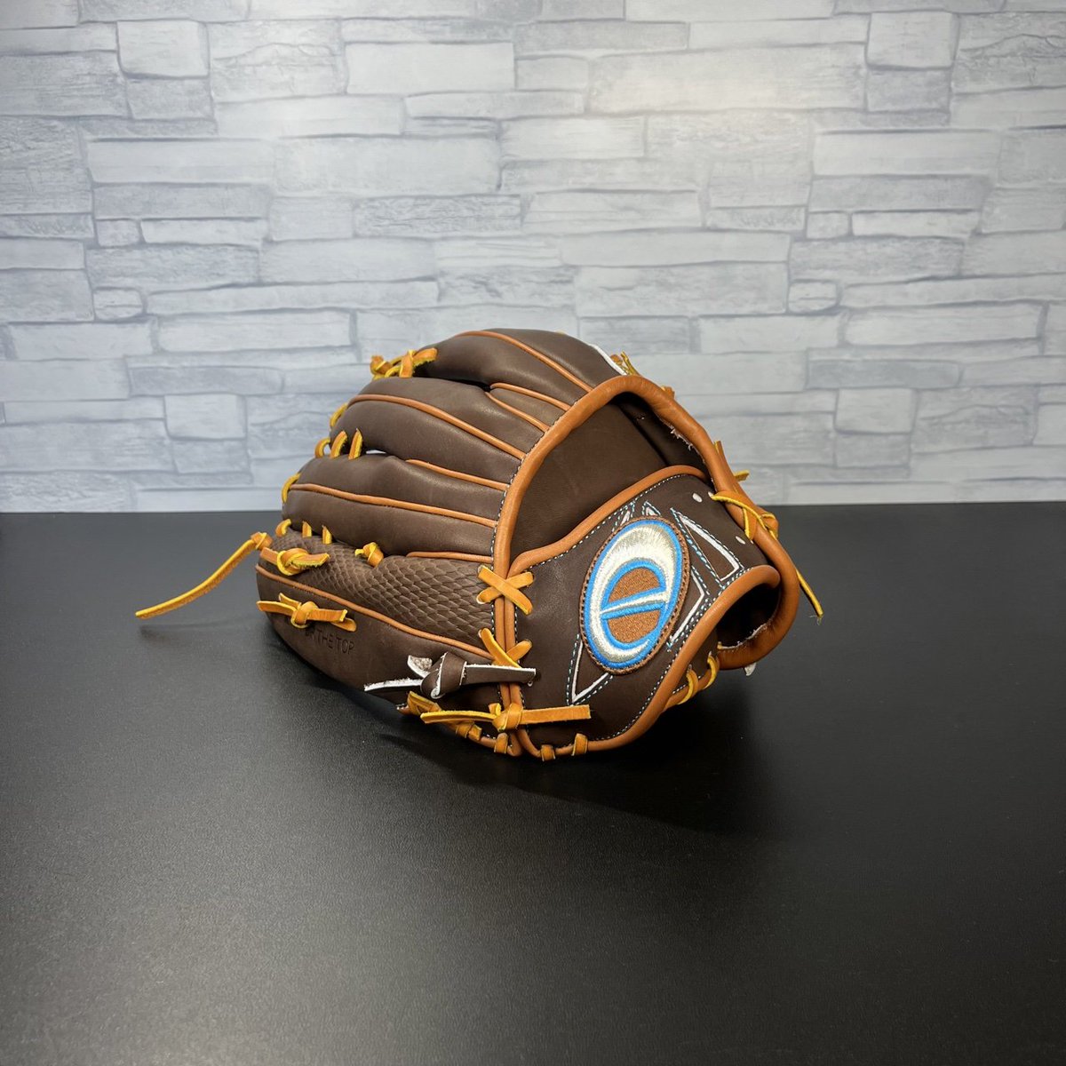 Baseball_X_'s tweet photo. 年内にブラボーすると宣言し
一週間で達成！！

本体:ダークブラウン
ヘリ:ブラウン
ハミ:ブラウン
紐:タン
ウェブ・薬指:龍鱗ダークブラウン
ラベル:銀、水色、ブラウン
縫糸:水色

シンプルに渋くジョイントバックでかっこよく仕上がりました♡

@BASEBALL_D_Oさん
ありがとうございました！ https://t.co/OVZBPx6P9z